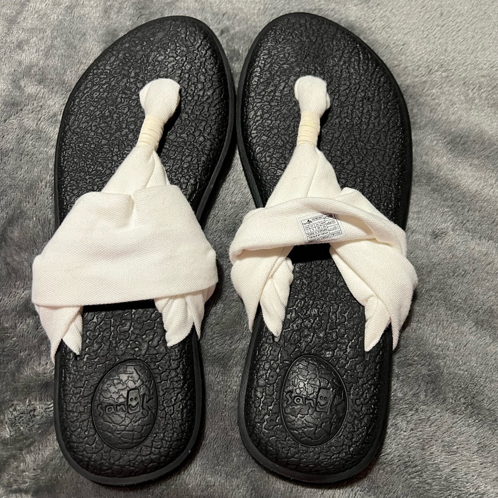 Sanuk sandals size 7 never worn